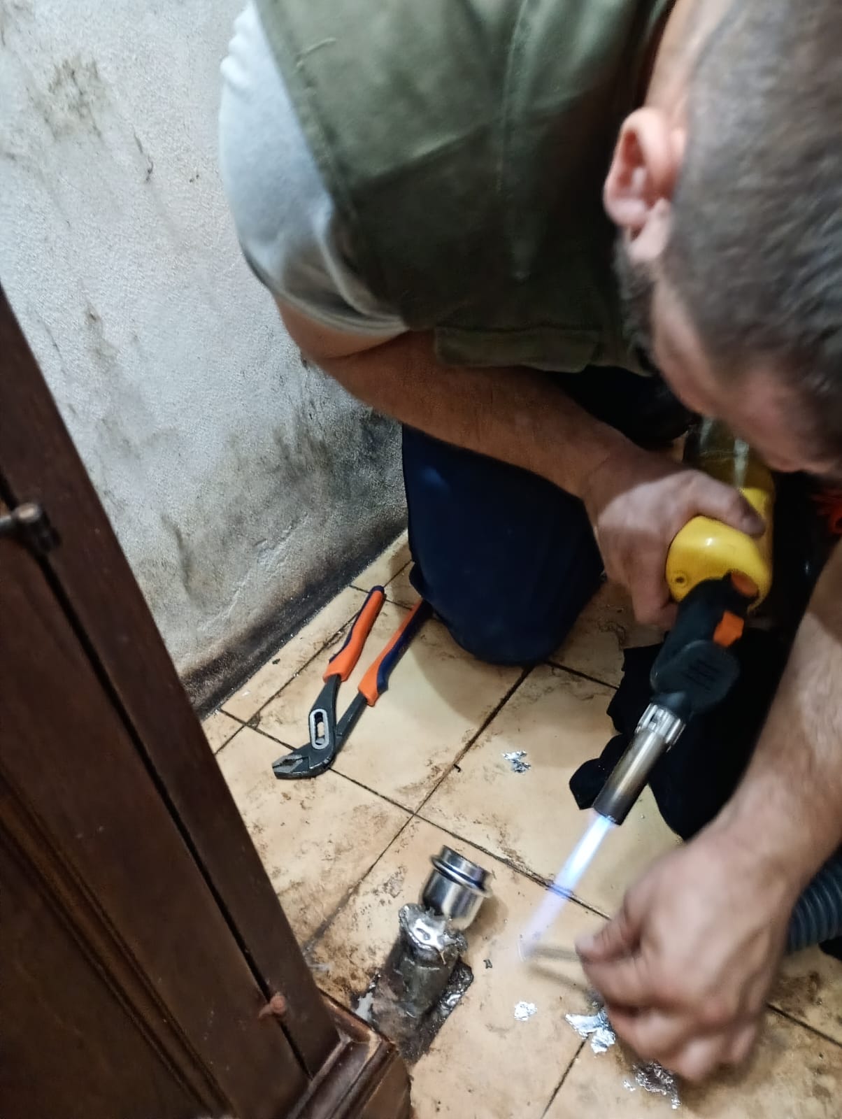 Il tecnico di Idraulico H24 al lavoro su un impianto durante un intervento a Milano