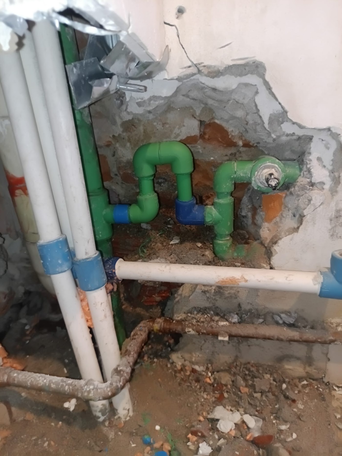 Riparazione di una perdita: tubazioni idriche rifatte all'interno del muro
