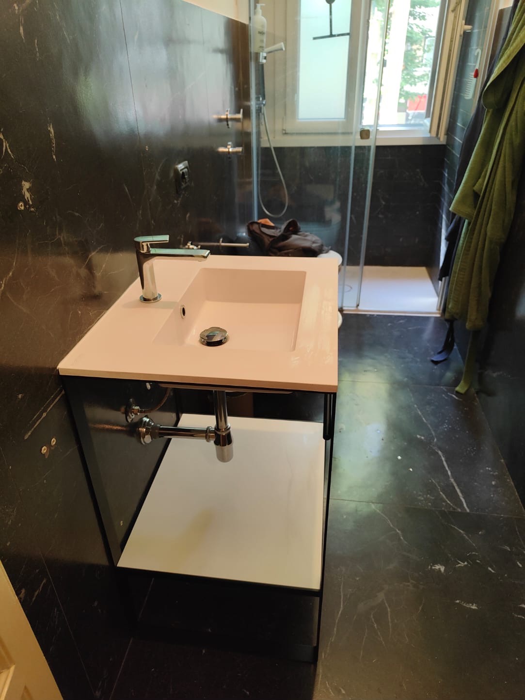 Lavoro finito: mobile bagno con lavabo e sifone installati e collaudati
